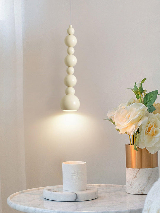 Beige bollen hanglamp modern kinderkamer