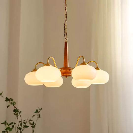 Warme glazen hanglamp met natuurlijke materialen