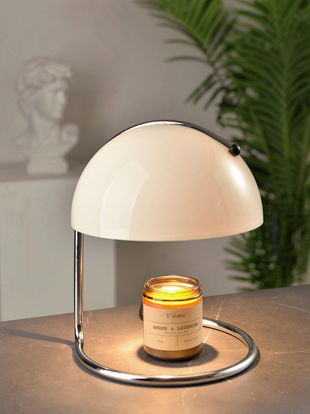 Sfeerlamp brandend in donkere kamer