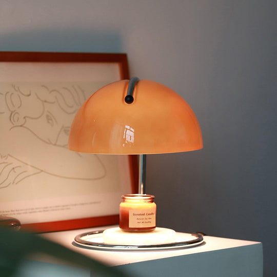 Tafellamp in warm interieur sfeerbeeld