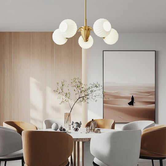 Kroonluchter glazen bollen warm licht