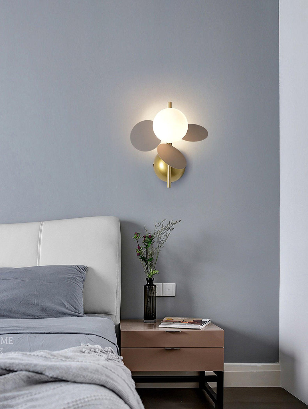 Macaron wandlamp gemonteerd aan de muur