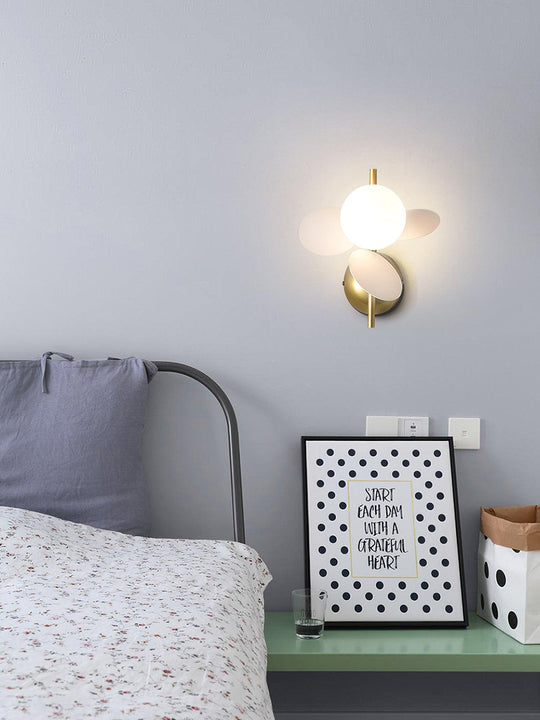 Macaron wandlamp brandend in leeshoek