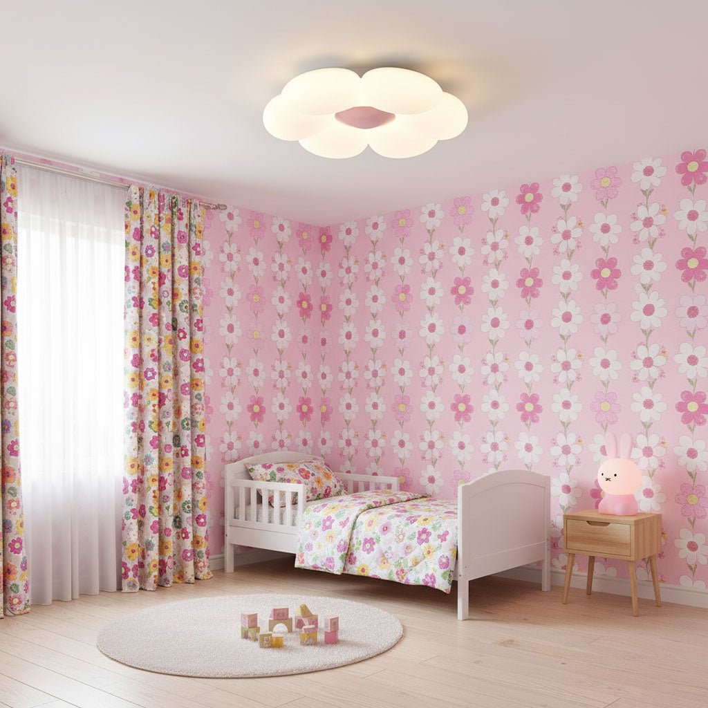 Witte bloem plafondlamp in moderne babykamer