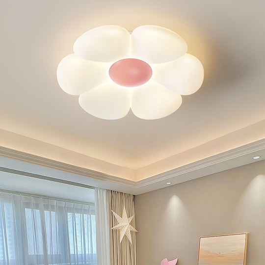 Bloem plafondlamp brandend in kinderkamer sfeerbeeld