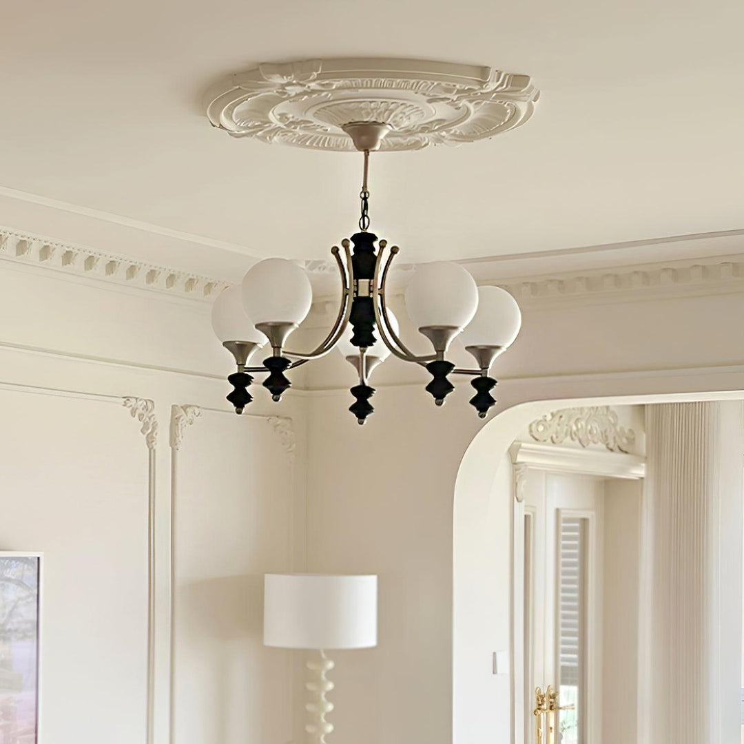 Houten hanglamp met witte kappen close-up