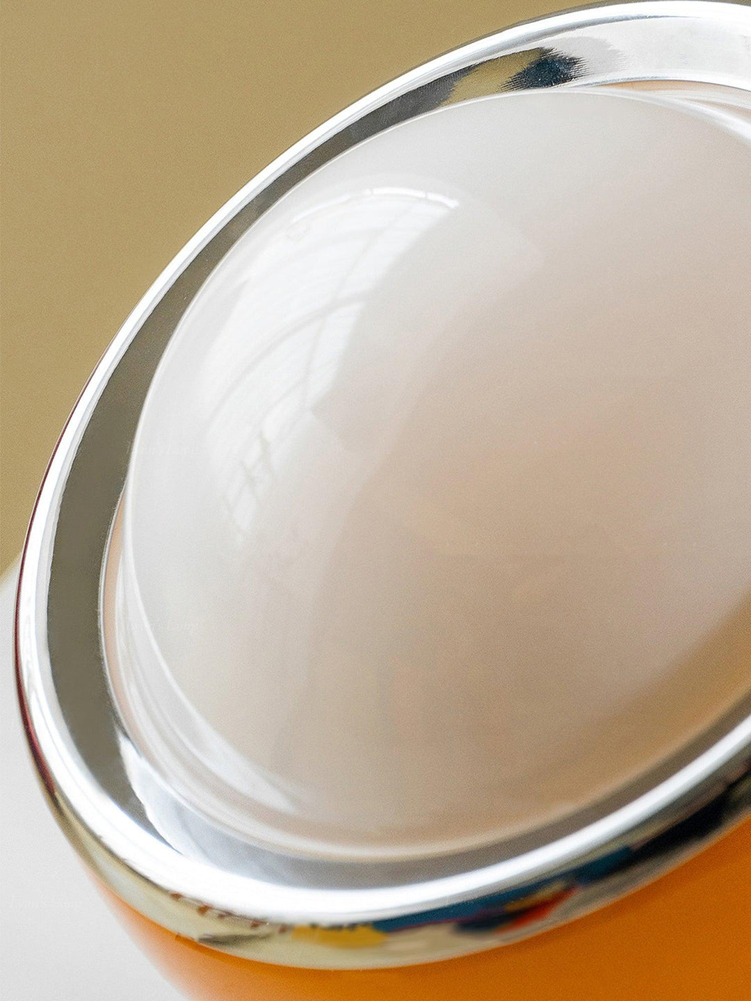 Vellara nachtlamp op dressoir