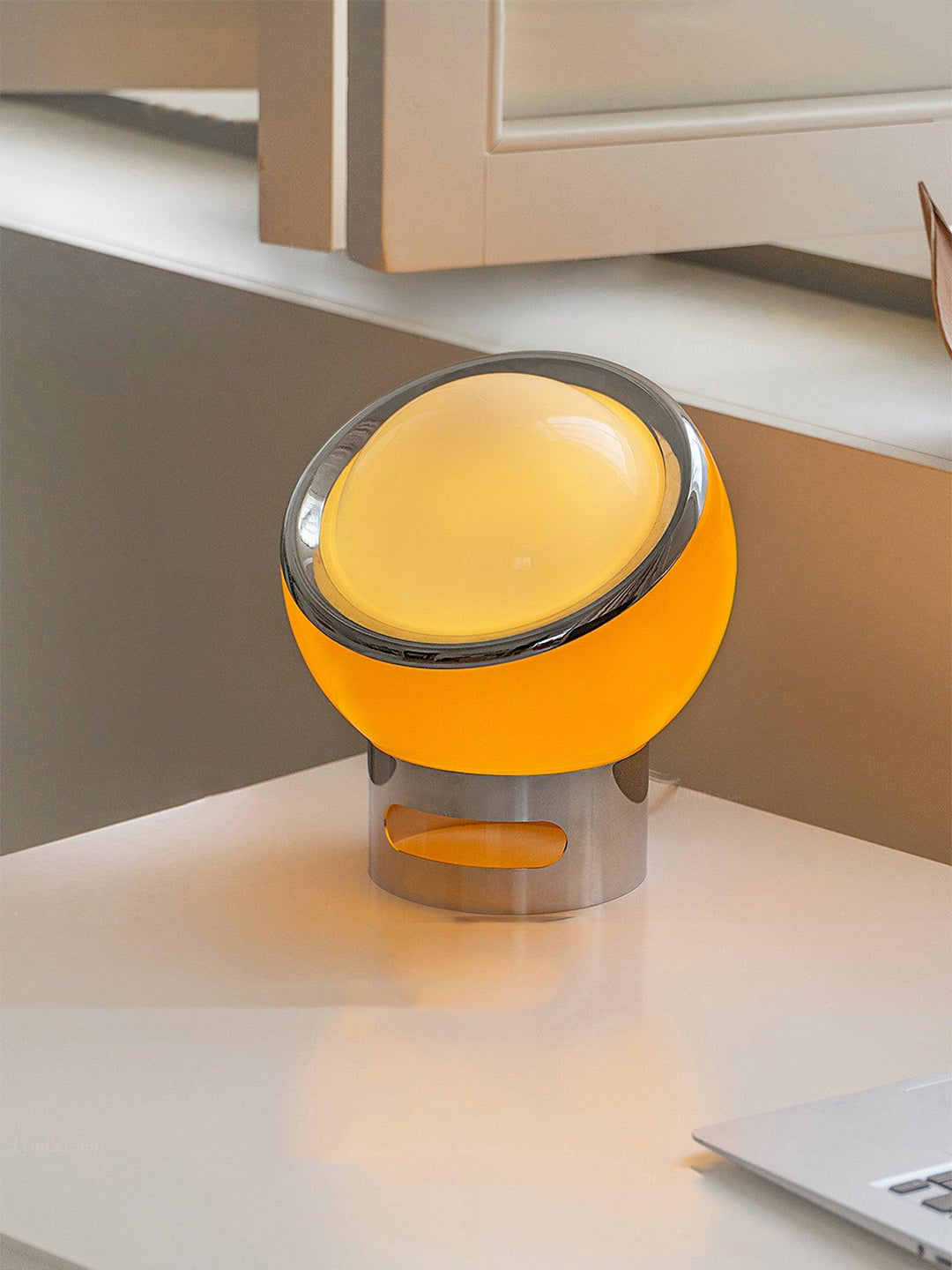 Tafellamp met gekleurd glas detail