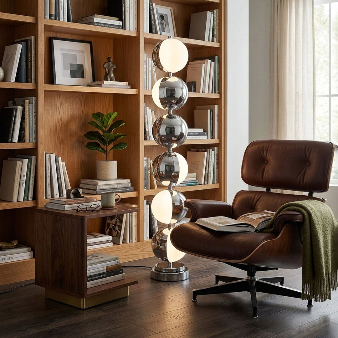 Luvéra vloerlamp naast fauteuil