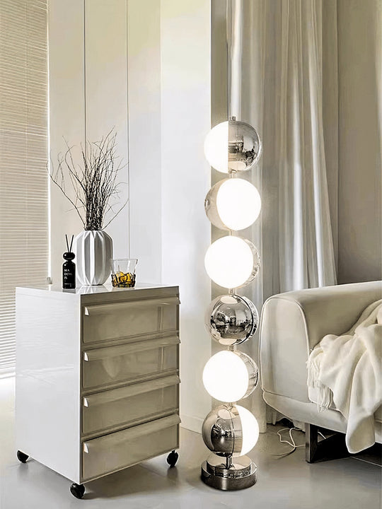 Chromen vloerlamp in interieur