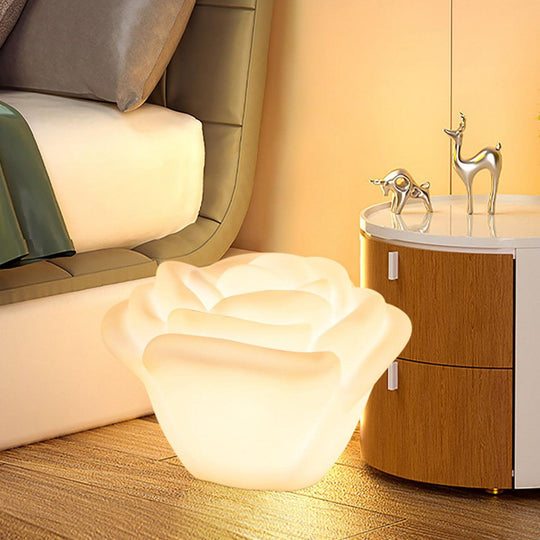 Decoratieve tafellamp roos in wit