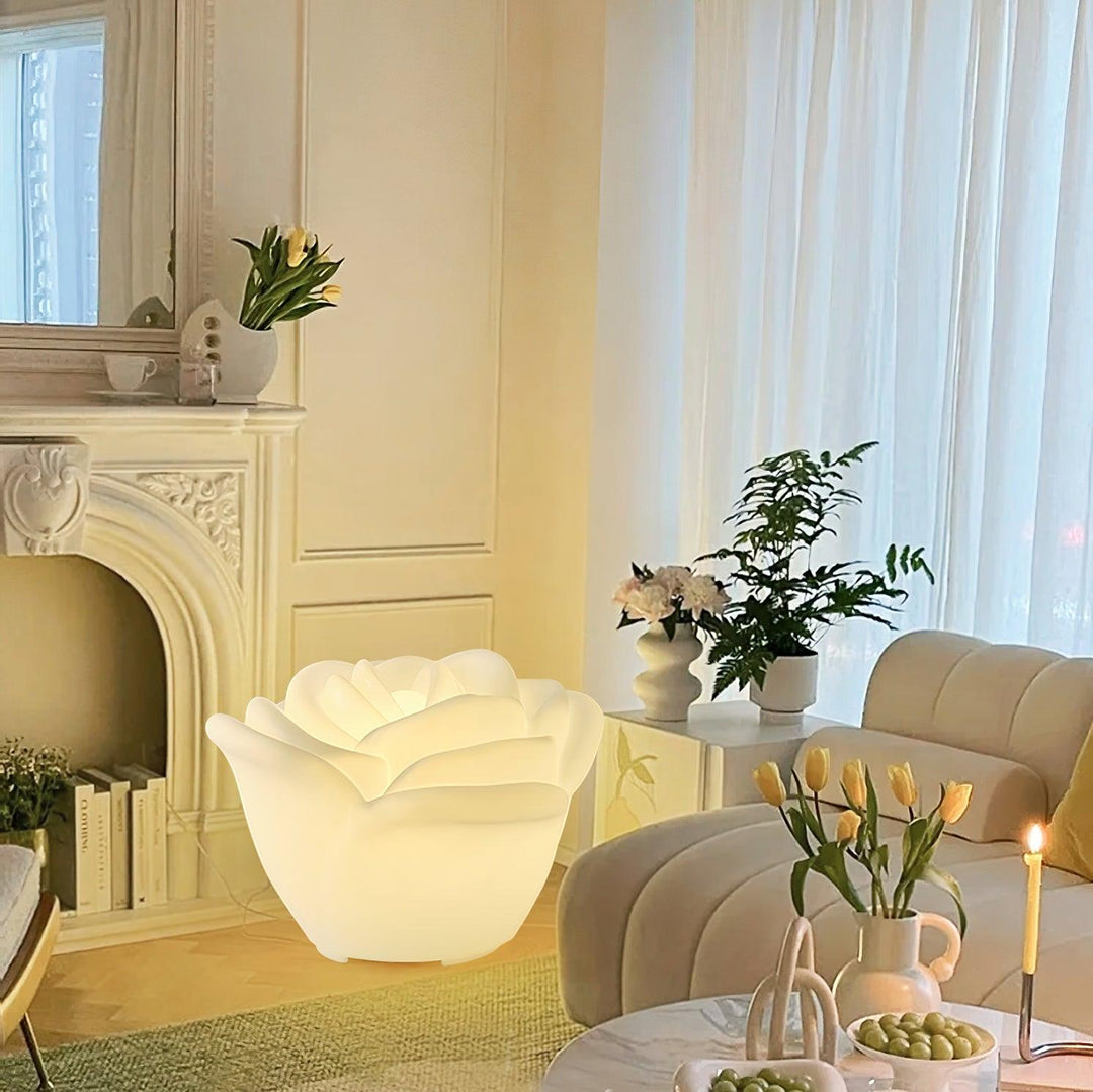 Witte bloemlamp op commode kinderkamer