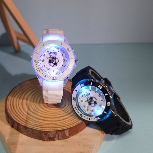KickTime™ – Kinder Voetbalhorloge & Armband Set – LED Gloeiend Quartz
