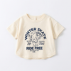 Beertje Oversized Kinder T-shirt met Winter Skate Print studio productfoto - Milo & Moon