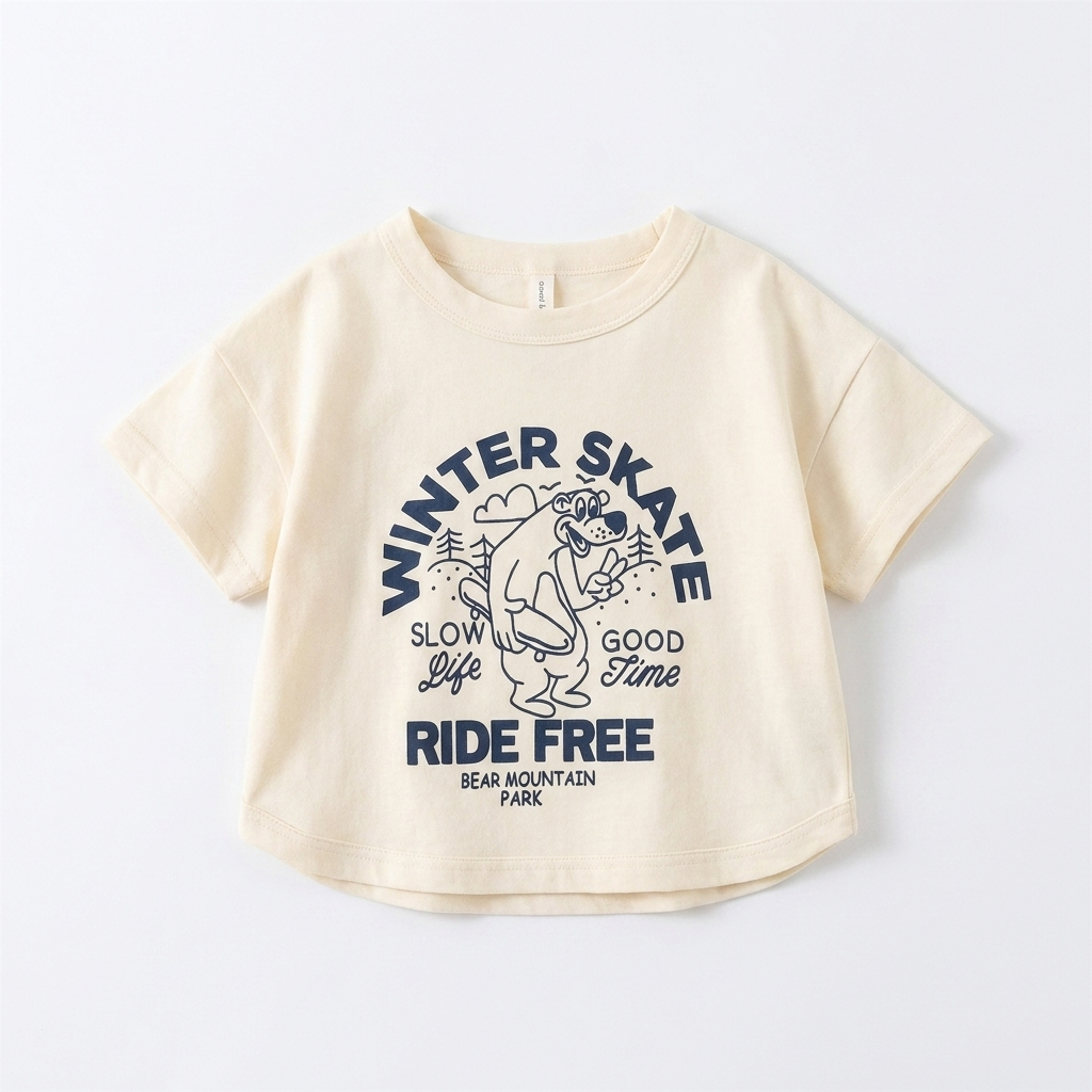Beertje Oversized Kinder T-shirt met Winter Skate Print studio productfoto - Milo & Moon