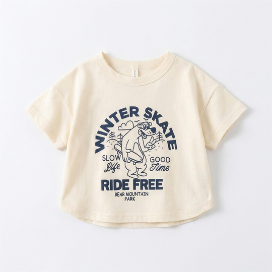 Beertje Oversized Kinder T-shirt met Winter Skate Print studio productfoto - Milo & Moon