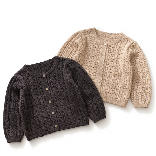 Knoopje Zacht Gebreid Kinder Vest met Knoopsluiting studio productfoto - Milo & Moon