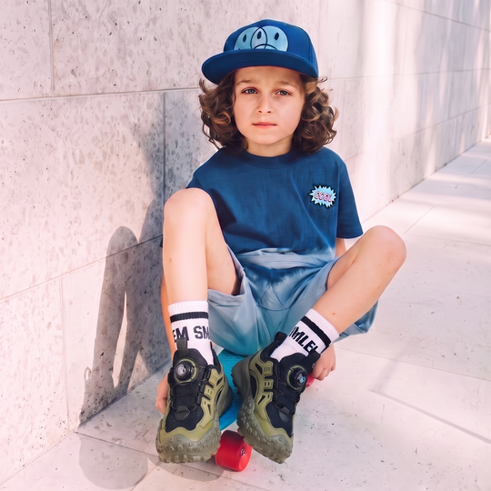 Jongen draagt DialTrek outdoor sneakers legergroen