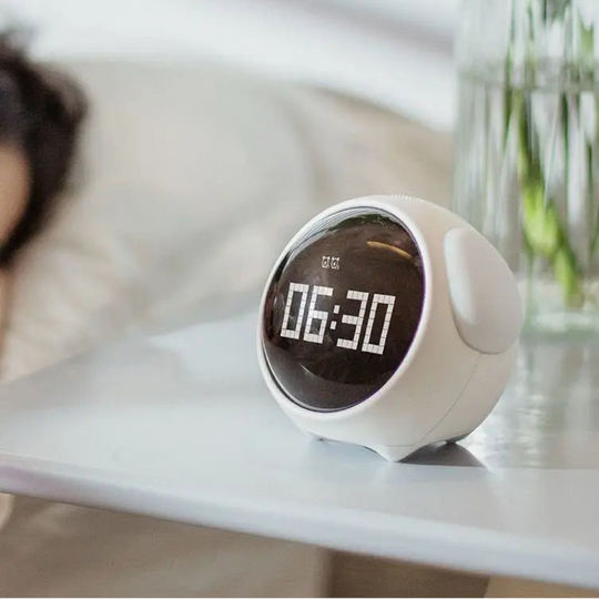 WakkerWup™ kinderwekker op nachtkastje - Milo & Moon